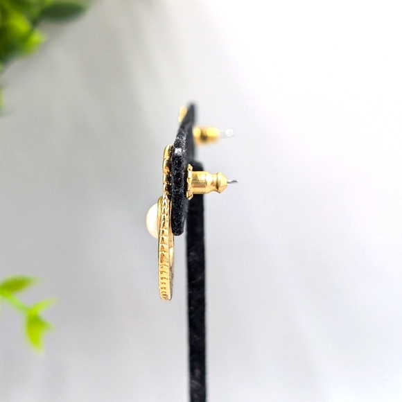 Gorgeous Gold Plated Made in U.S.A. Signed Vintage Earrings with Pearl Accents - Picture 3 of 5